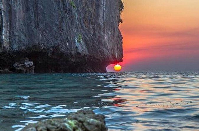 Private Tour Phi Phi Early Bird Premium Tour by Speed Boat - Pileh Lagoon and Nui Bay: your swim-and-photo finish